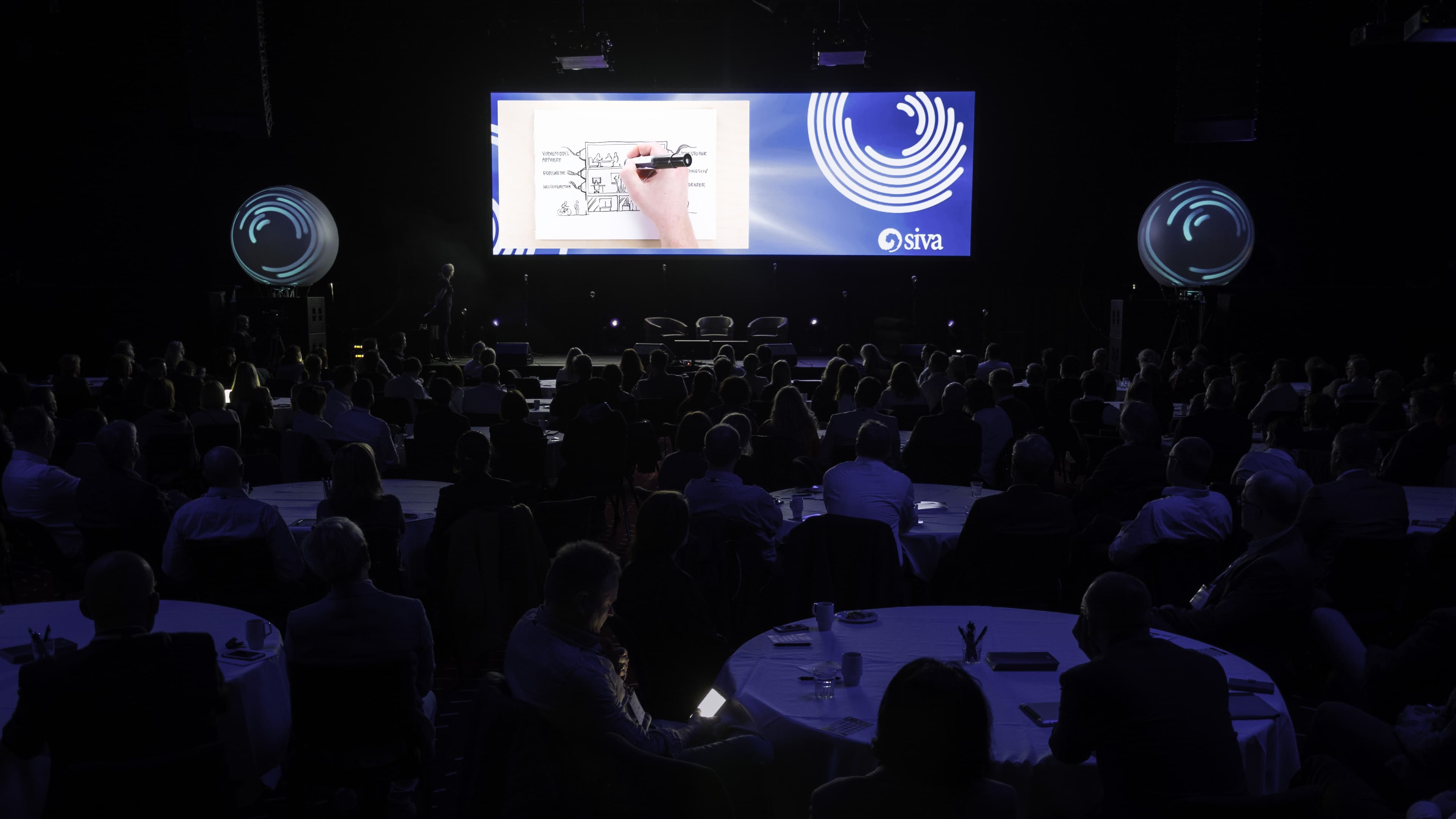 Johans håndtegnede SIVA-film vist på storskjerm under SIVA-konferansen i Trondheim